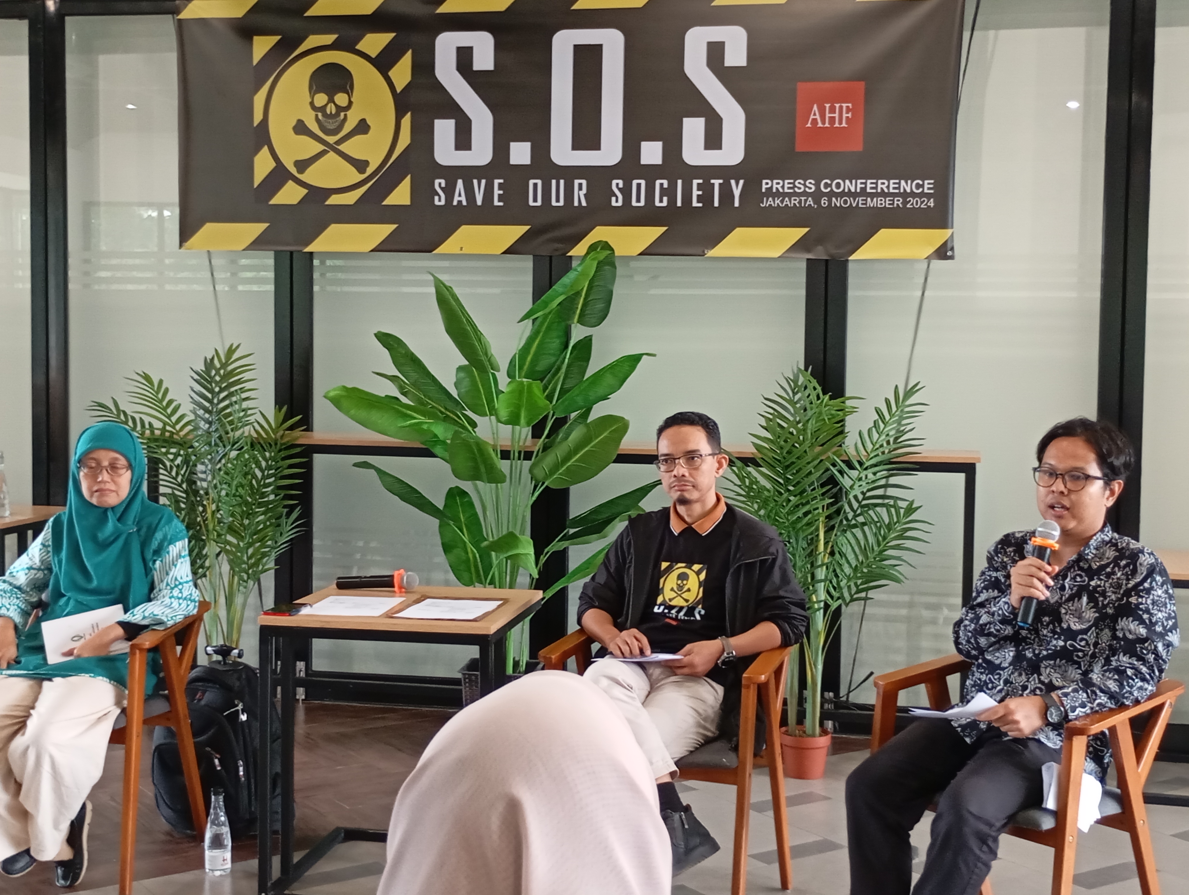 Lutfiyah Hanim, researcher at Indonesia for Global Justice (IGC)  and Asep Eka Nurhidayat, Country Program Manager AHF Indonesia attend SOS campaign in Jakarta.