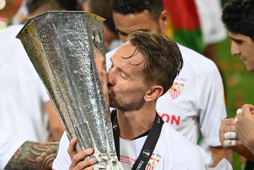  Luuk de Jong dari Sevilla mencium trofi setelah memenangkan pertandingan final Liga Europa UEFA antara Sevilla FC dan Inter Milan di Koln, Jerman 21 Agustus 2020. De Jong mencetak dua gol saat Sevilla menang 3-2.