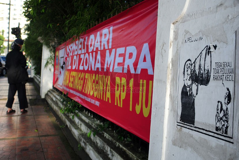  Pejalan kaki melintasi spanduk sosialisasi zona merah PKL di jalan Merdeka Bandung, Sabtu(1/2).   (Septianjar Muharam)