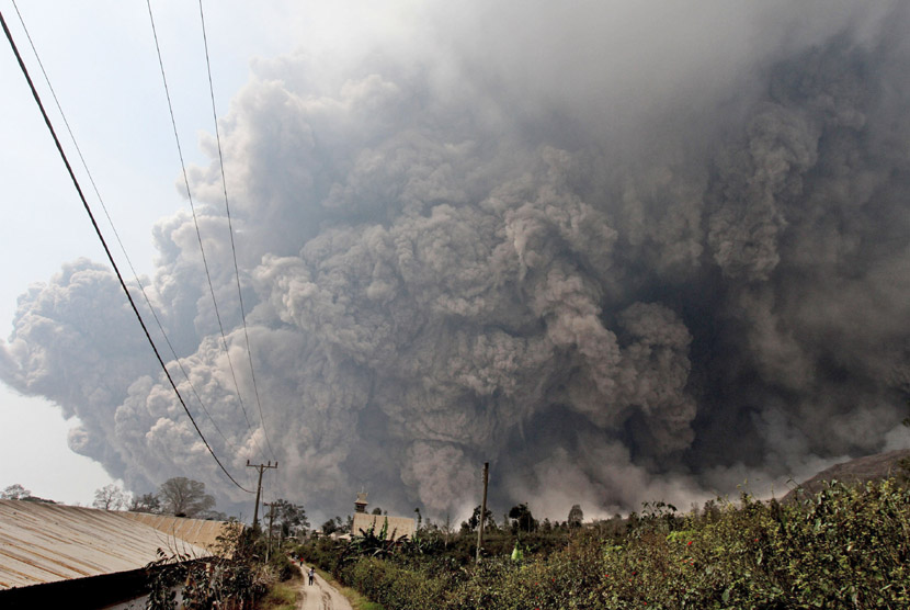  Erupsi Gunung Sinabung di Kabupaten Karo, Sumatra Utara, Sabtu (1/2).  (AP Photo)