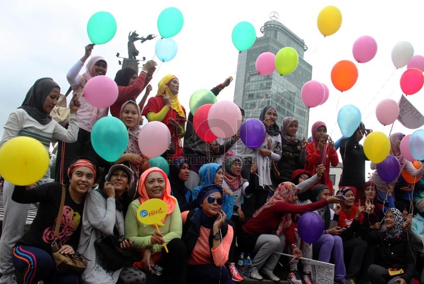 Komunitas Hijaber melepaskan balon ke udara saat memperingati Hari Hijaber Sedunia di Bundaran HI, Jakarta Pusat, Ahad (2/2).  (Republika/Yasin Habibi)