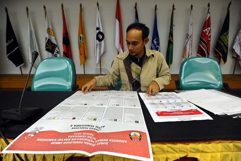  Petugas Komisi Pemilihan Umum Daerah (KPUD) sedang memeriksa isi surat suara di Kantor KPU , Jakarta, Senin (3/2).   (Republika/ Tahta Aidilla)