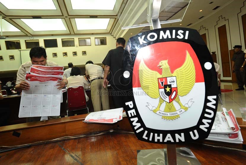   Petugas Komisi Pemilihan Umum Daerah (KPUD) sedang memeriksa isi surat suara di Kantor KPU , Jakarta, Senin (3/2).   (Republika/ Tahta Aidilla)