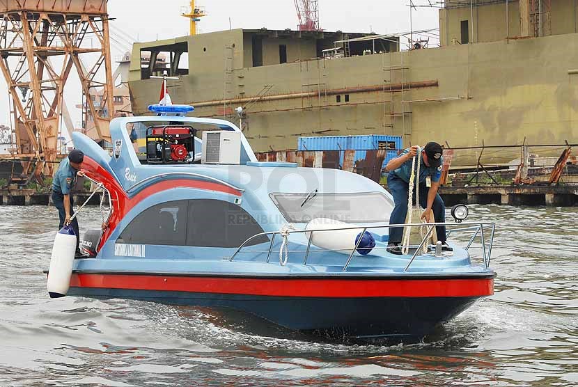  Sejumlah anggota TNI AL berada diatas speed boat ronin usai peresmian penyerahan kapal patroli keamanan laut di Pondok Dayung, Tanjung Priok, Jakarta Utara, Senin (3/2).     (Republika/Rakhmawaty La'lang)