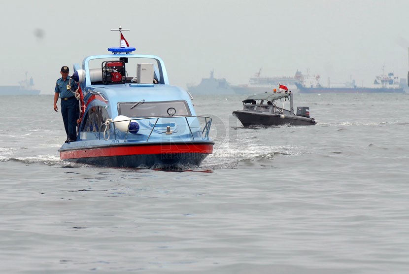  Sejumlah anggota TNI AL berada diatas speed boat ronin usai peresmian penyerahan kapal patroli keamanan laut di Pondok Dayung, Tanjung Priok, Jakarta Utara, Senin (3/2).     (Republika/Rakhmawaty La'lang)