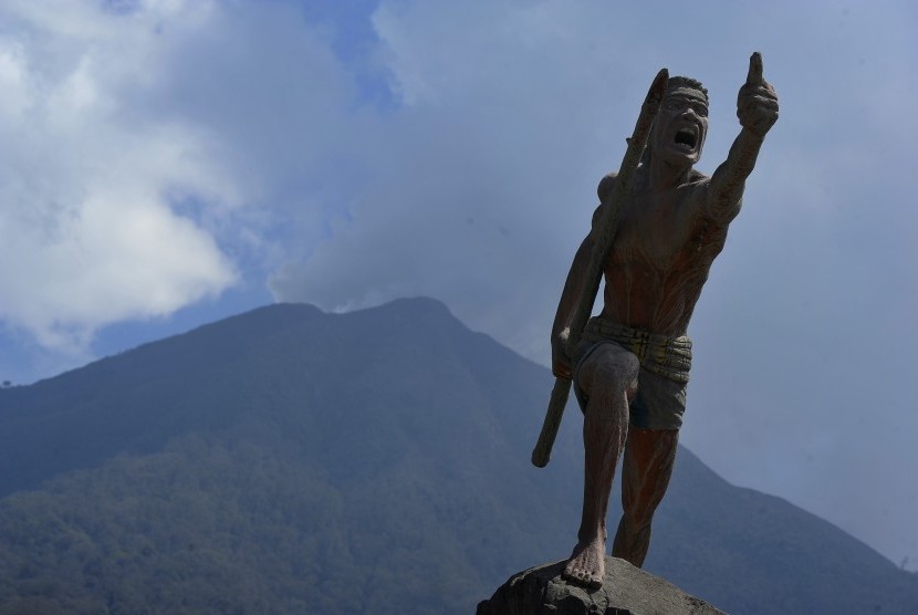    Sebuah patung diselimuti abu vulkanik Gunung Sinabung di Desa Mardinding, Karo, Sumut, Selasa (4/2).     (Antara/Wahyu Putro)