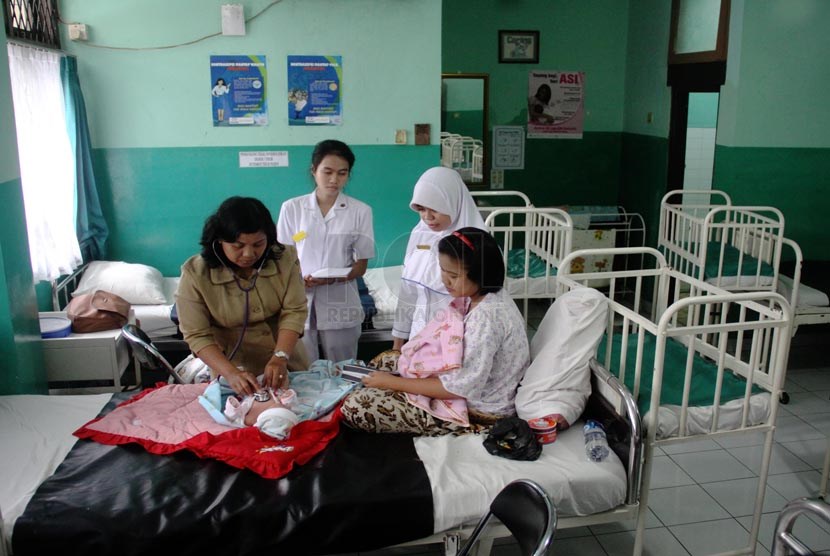   Dokter memeriksa pasien di Ruang Inap Puskesmas Tanah Abang, Jakarta Pusat, Selasa (4/2)   (Republika/Yasin Habibi)