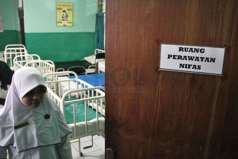  Seorang perawat merapikan ruang rawat inap Puskesmas 