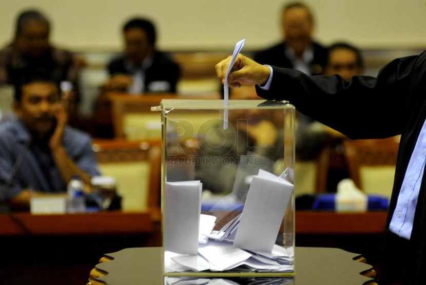 Anggota Komisi III melakukan pemungutan suara saat voting pemilihan hakim agung di Komisi III, Komplek Parlemen Senayan, Jakarta, Selasa (4/2).   (Republika/Wihdan)