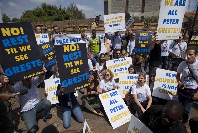 Jurnalis media asing di Kenya dan Nairobi melakukan aksi unjuk rasa di depan Kedubes Mesir di Nairobi, Selasa (4/2), menyerukan pembebasan jurnalis Al-Jazeera Peter Greste dan rekan-rekannya yang ditahan oleh pemerintah Mesir.   (AP/ Ben Curtis)