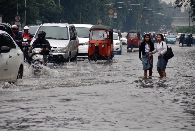  Kendaraan terjebak kemacetan akibat air yang menggenangi Jalan Medan Merdeka Timur, Jakarta Pusat, Rabu (5/2).  (Republika/Yasin Habibi)
