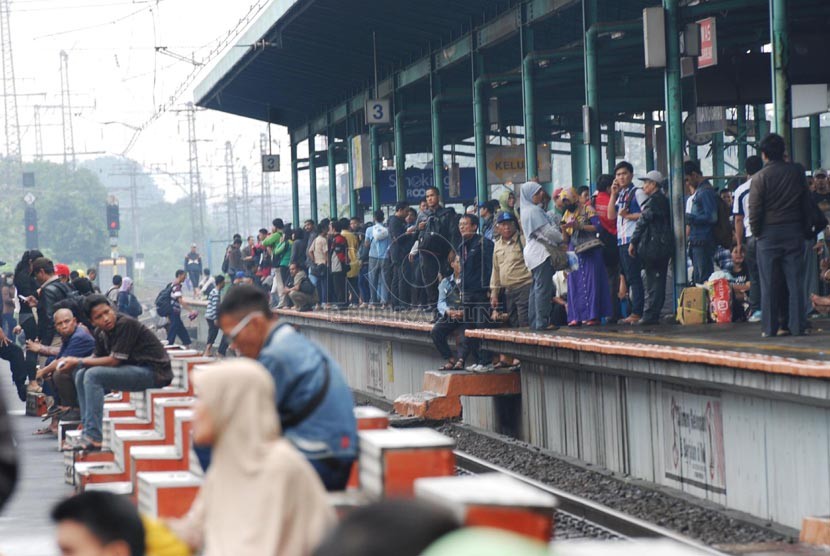   Akibat terganggunya operasional KRL, penumpang Kereta Commuter Line menumpuk di Stasiun Manggarai, Jakarta Selatan, Rabu (5/2).  (Republika/Rakhmawaty La'lang)