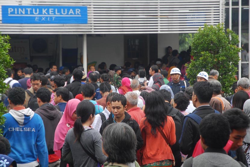  Kepadatan penumpang Kereta Commuter Line yang mengantre untuk keluar gerbang otomatis di Stasiun Manggarai, Jakarta Selatan, Rabu (5/2).  (Republika/Rakhmawaty 