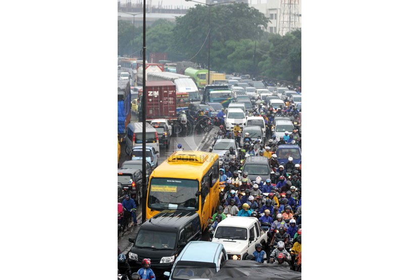  Kemacetan lalu lintas yang parah terjadi di kawasan Cakung, Jakarta Timur, Rabu (5/2).   (Republika/ Wihdan)