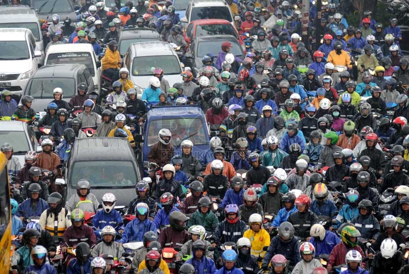  Kemacetan lalu lintas yang parah terjadi di kawasan Cakung, Jakarta Timur, Rabu (5/2).   (Republika/ Wihdan)
