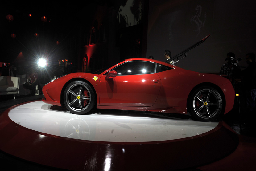   Mobil supersport Ferrari 458 Speciale. Ferrari tangguhkan produksi kendaraan untuk pasar Rusia.