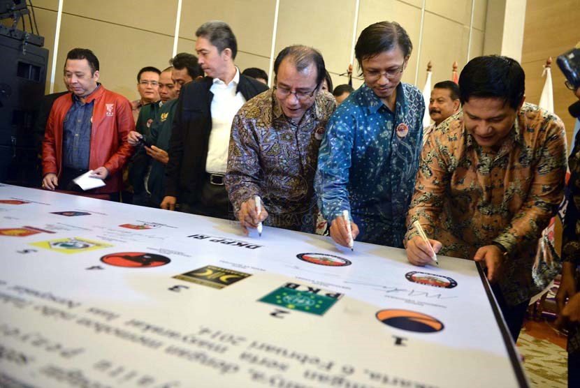  Ketua KPU  Husni Kamil Manik bersama pihak penyelenggara Pemilu dan perwakilan partai menandatangani Maklumat Bersama Pemilu Jurdil Damai dan Anti Korupsi di Jakarta, Kamis (6/2).    (Republika/Agung Supriyanto)