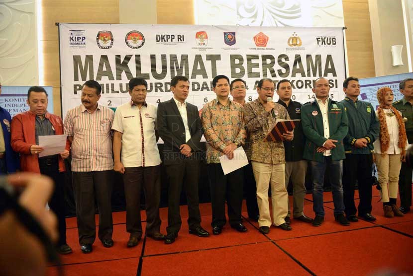  Pembacaan Maklumat Bersama Pemilu Jurdil Damai dan Anti Korupsi di Jakarta, Kamis (6/2).    (Republika/Agung Supriyanto)