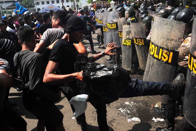  Pengunjuk rasa bentrok dengan aparat kepolisian pada simulasi pengamanan Pemilu 2014 di jalan Diponegoro, Bandung, Kamis (6/2).     (Septianjar Muharam)