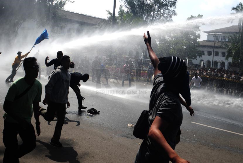   Pengunjuk rasa dibubarkan oleh mobil water canon pada simulasi pengamanan Pemilu 2014 di jalanan Diponegoro, Bandung, Kamis (6/2).     (Septianjar Muharam)