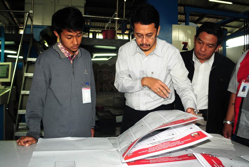   Komisioner KPU RI, Feri Kurnia (tengah) meninjau proses pencetakan surat suara pemilu legislatif di salah satu pabrik pencetakan di Bandung, Senin (10/2).   (Septianjar Muharam)