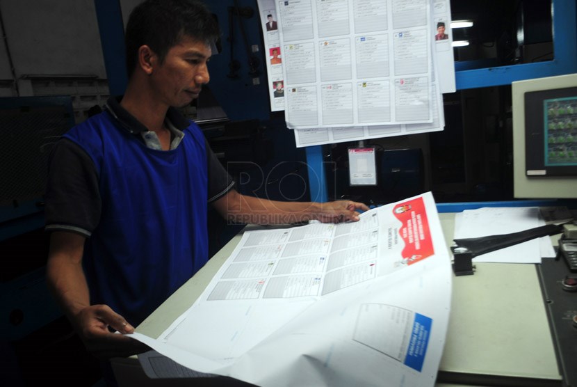 Seorang pekerja memeriksa surat suara pemilu legislatif di salah satu pabrik pencetakan di Bandung, Senin (10/2).   (Septianjar Muharam)