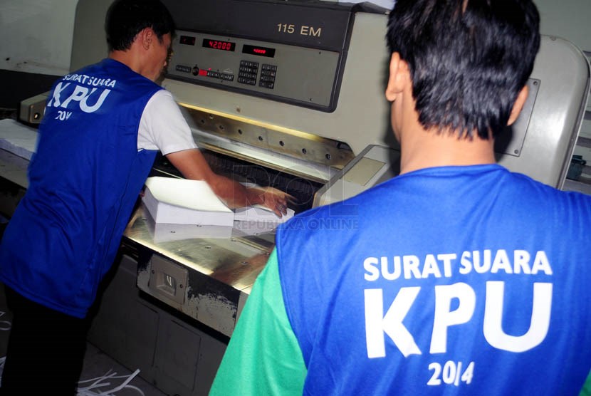  Sejumlah pekerja sibuk mencetak surat suara pemilu legislatif di salah satu pabrik pencetakan di Bandung, Senin (10/2).   (Septianjar Muharam)