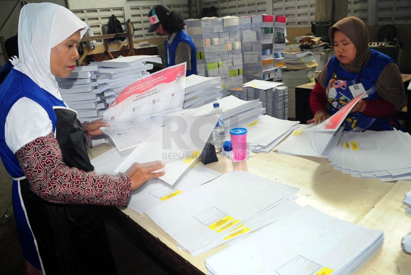  Sejumlah pekerja sibuk mensortir surat suara pemilu legislatif di salah satu pabrik pencetakan di Bandung, Senin (10/2).   (Septianjar Muharam)