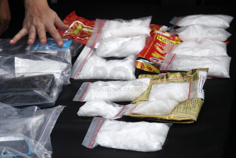   Direktorat Tindak Pidana Narkoba Bareskrim Polri menunjukkan barang bukti berupa narkotika jenis sabu ketika konferensi pers di Stasiun Kereta Api Gambir, Jakarta, Senin (10/2).  (Republika/Yasin Habibi)