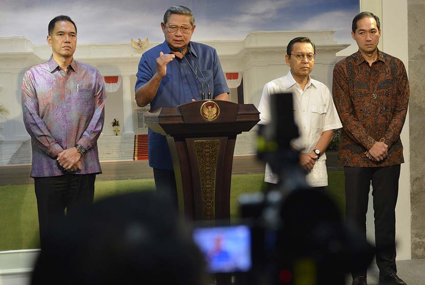 Presiden Susilo Bambang Yudhoyono (kedua kiri) memberikan keterangan pers terkait pergantian Menteri Perdagangan di Kantor Kepresidenan, Jakarta, Rabu (12/2).  (Antara/Widodo S. Jusuf)