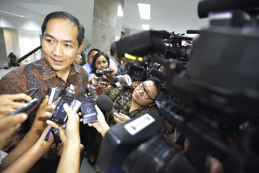  Mantan Dubes Indonesia untuk Jepang Muhammad Lutfi memberikan keterangan pers di Kantor Kepresidenan, Jakarta, Rabu (12/2).   (Antara/Widodo S. Jusuf)