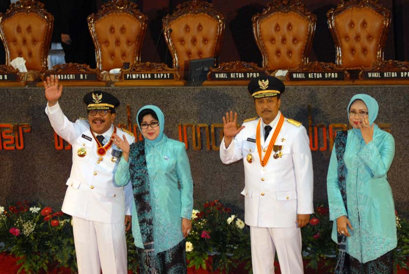  Gubernur dan Wakil Gubernur Jawa Timur terpilih, Soekarwo (kiri) dan Saifullah Yusuf (kedua kanan) didampingi istri melambaikan tangannya usai pelantikan di Gedung DPRD Propinsi Jatim, Surabaya, Jatim, Rabu (12/2).  (Antara/M Risyal Hidayat)