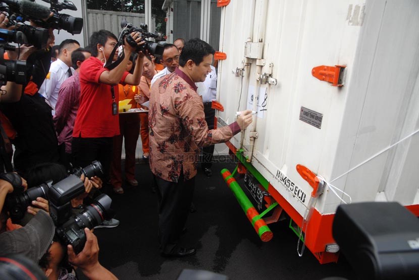 Ketua Komisi Pemilihan Umum (KPU) Husni Kamil Manik melepaskan surat suara untuk dikirim ke panitia pemungutan luar negeri (PPLN) di Jakarta, Rabu (12/2).  (Republika/Rakhmawaty La'lang)