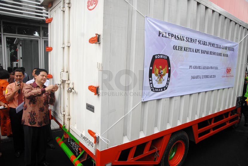 Ketua Komisi Pemilihan Umum (KPU) Husni Kamil Manik melepaskan surat suara untuk dikirim ke panitia pemungutan luar negeri (PPLN) di Jakarta, Rabu (12/2).  (Republika/Rakhmawaty La'lang)
