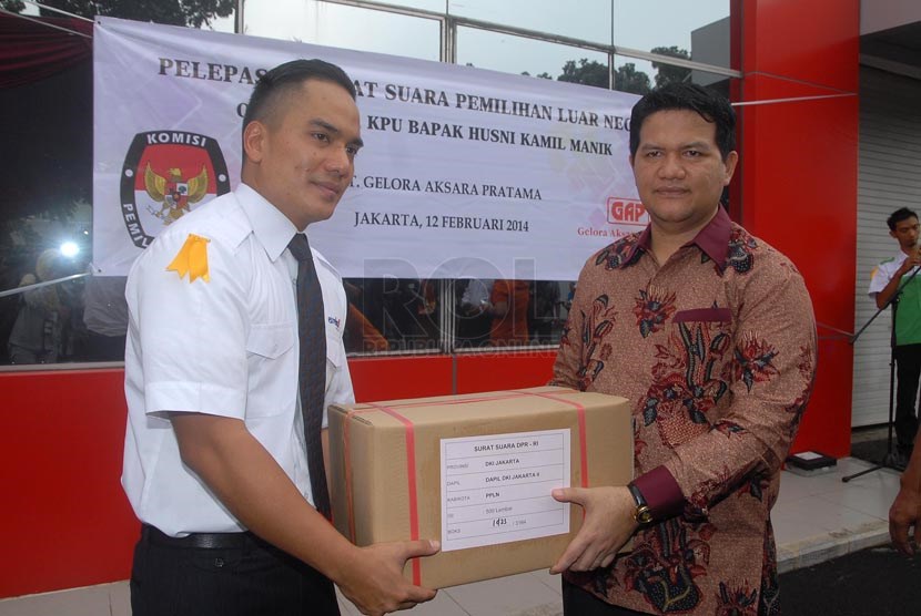   Ketua Komisi Pemilihan Umum (KPU) Husni Kamil Manik (kanan) menyerahkan secara simbolik surat suara untuk dikirim ke panitia pemungutan luar negeri (PPLN) di Jakarta, Rabu (12/2).  (Republika/Rakhmawaty La'lang)