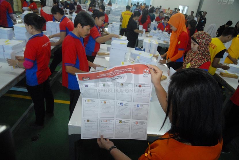  Sejumlah pekerja melipat surat suara peruntukan wilayah Jakarta dan luar negeri di ruang produksi PT. Gelora Aksara Pratama (Erlangga), Jakarta Timur, Rabu (12/2). ( Republika/Rakhmawaty La'lang)