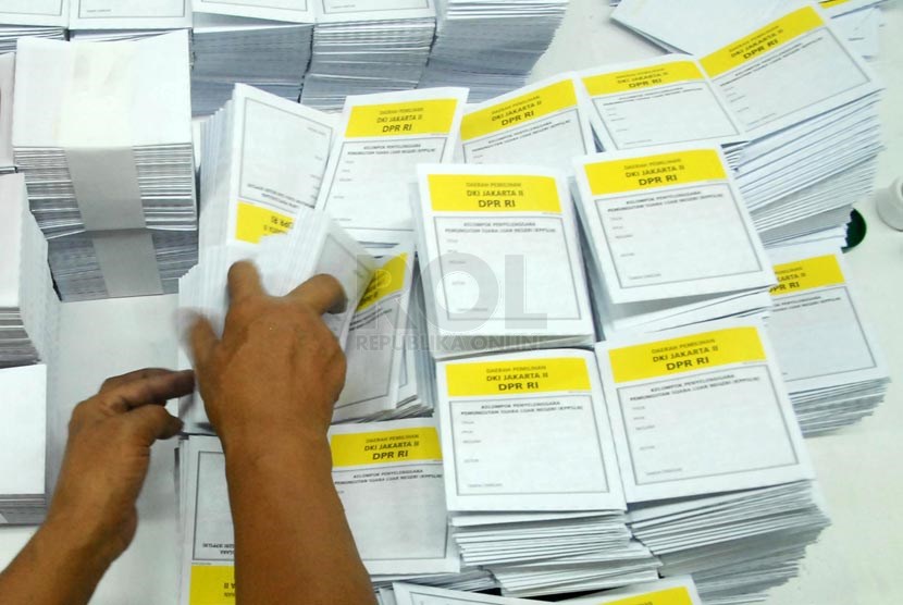  Sejumlah pekerja melipat surat suara peruntukan wilayah Jakarta dan luar negeri di ruang produksi PT. Gelora Aksara Pratama (Erlangga), Jakarta Timur, Rabu (12/2). ( Republika/Rakhmawaty La'lang)