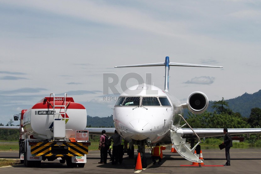   Sebuah pesawat tengah mengisi bahan bakar di Bandara Sultan Hasanudin, Makasar, Kamis (13/2). (Republika/Adhi Wicaksono)