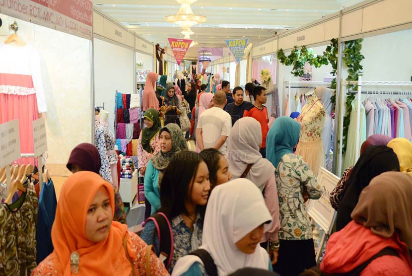  Suasana pengunjung acara 'Hijab Fashion Week 2014' di Gedung Graha Manggala Siliwangi, Bandung, Kamis (13/2).  (Republika/Edi Yusuf)
