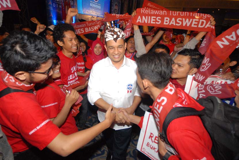   Anies Baswedan (tengah) menyalami pendukungnya usai Debat Konvensi Capres partai Demokrat 2014 sesi pertama di Surabaya, Jatim, Kamis (13/2).  (Antara/M Risyal Hidayat)
