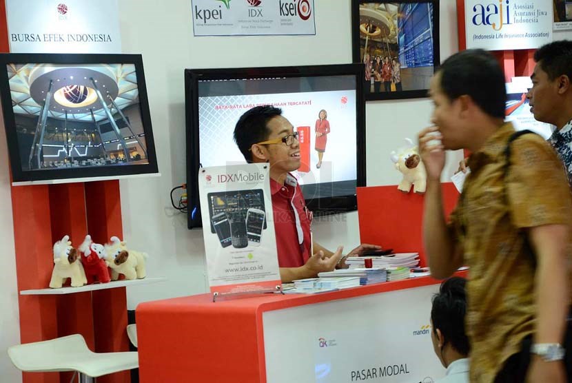  Stand Pasar Modal pada 'Seminar dan Pameran Literasi Keuangan' yang digelar Otoritas Jasa Keuangan (OJK) dan Bank Mandiri di Graha Sanusi, Universitas Padjadjaran, Bandung, Jumat (14/2). (Republika/Edi Yusuf)