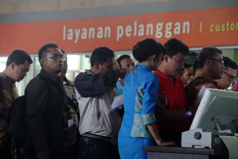   Penumpang antre membeli tiket kereta di Stasiun Gambir, Jakarta Pusat, Jumat (14/2). (Republika/Yasin Habibi)