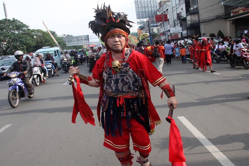  Warga keturunan Tionghoa mengikuti pawai Cap Go Meh di jalan Gajah Mada, Jakarta Pusat, Jumat (14/2).  (Republika/Yasin Habibi)