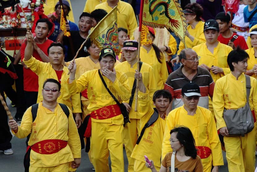  Warga keturunan Tionghoa mengikuti pawai Cap Go Meh di jalan Gajah Mada, Jakarta Pusat, Jumat (14/2).  (Republika/Yasin Habibi)