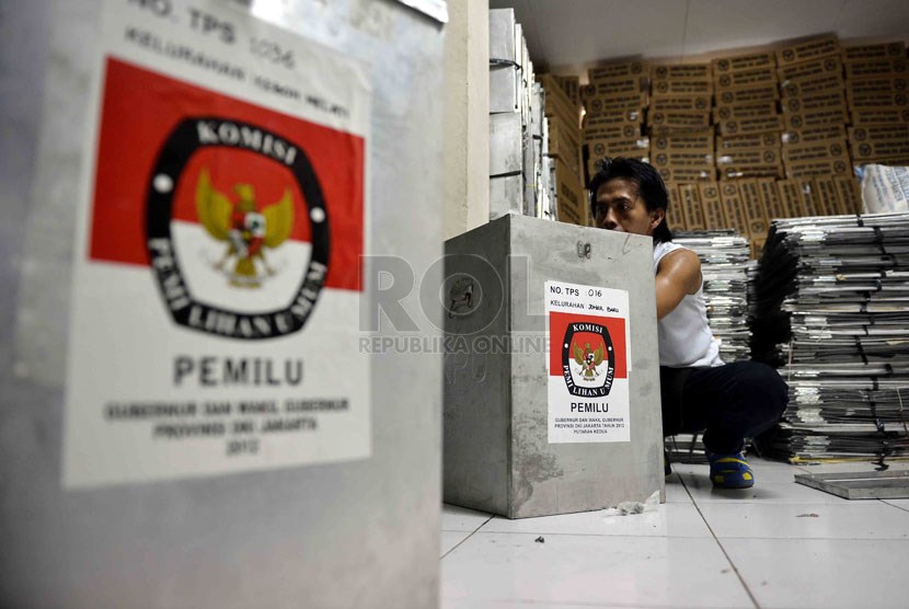  Petugas dari Komisi Pemilihan Umum Kota Jakarta Pusat merakit kotak suara di gudang penyimpanan kawasan Bungur, Jakarta Pusat, Senin (17/1).   (Republika/Agung Supriyanto)