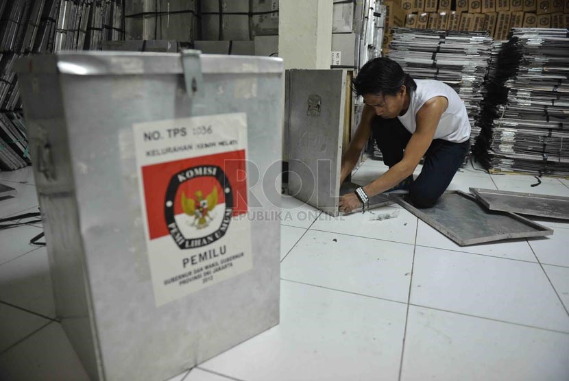  Petugas dari Komisi Pemilihan Umum Kota Jakarta Pusat merakit kotak suara di gudang penyimpanan kawasan Bungur, Jakarta Pusat, Senin (17/1).   (Republika/Agung Supriyanto)