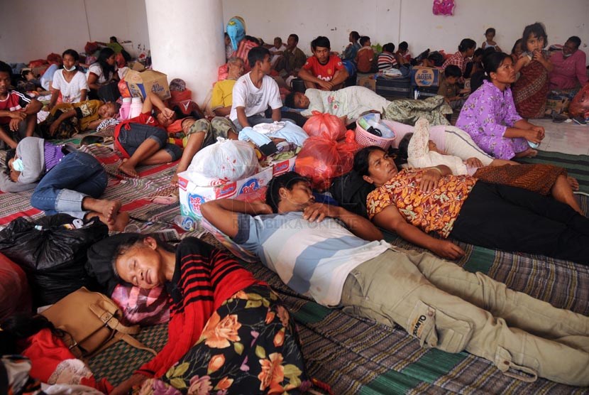  Sejumlah pengungsi masih bertahan di pelataran Masjid An-nur, Pare – Kediri, Senin (17/2).  ( Republika/Adhi Wicaksono)