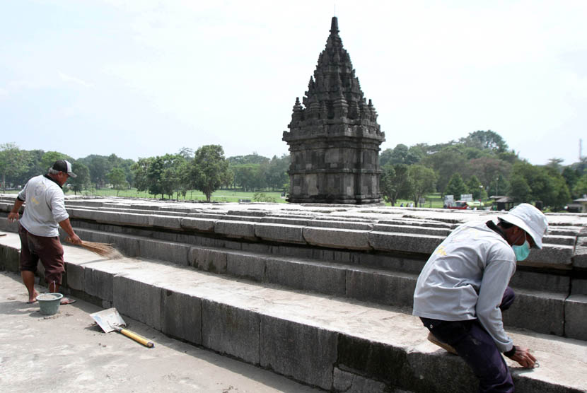  Petugas membersihkan abu vulkanik Gunung Kelud di pelataran Candi Prambanan, Sleman, Jateng, Senin (17/2).   (Antara/Regina Safri)