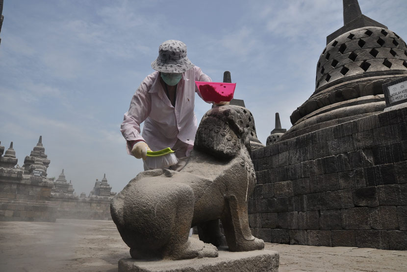 A volunteer cleans a statue at Borobudur Temple compound in Magelang, Central Java (file photo)