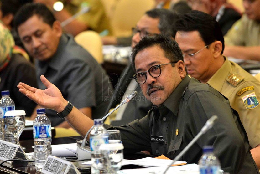 Wakil Gubernur Banten Rano Karno menyampaikan paparannya dalam diskusi di Gedung DPD RI, Senayan, Jakarta, Selasa (18/2). (Republika/Agung Supriyanto)